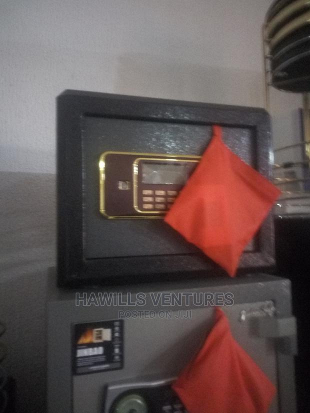 Heavy Fire Proof Office Safe · Photo 2