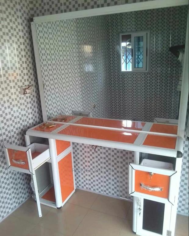 Salon Glass Available · Photo 2