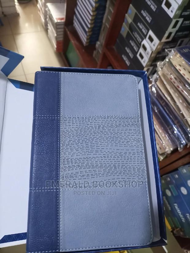 Niv Study Bible (Personal Size) · Photo 2