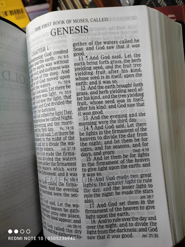 Holy Bible Super Reference Print · Photo 3