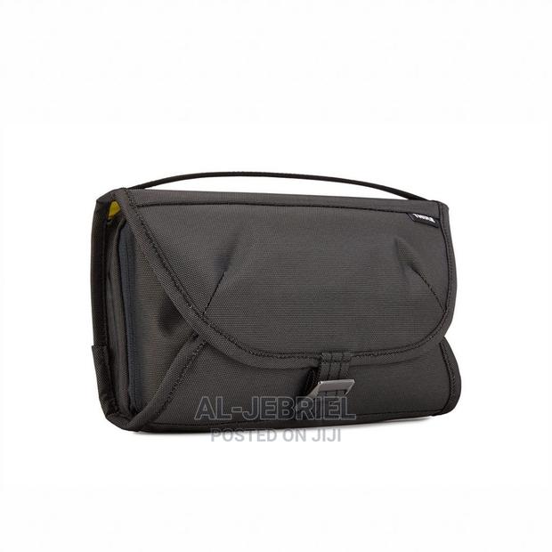 Thule Subterra Toiletry Bag TSTK-301 Dark Shadow · Photo 3