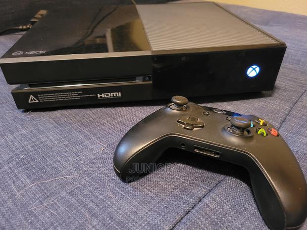 Xbox One Console and Accessories 10 Games Free · Photo 2