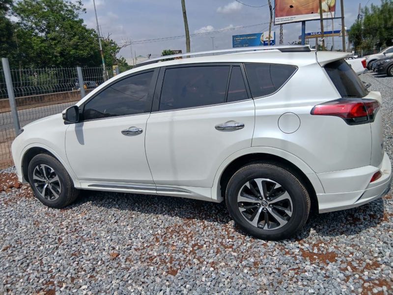 Toyota RAV4 XLE AWD (2.5L 4cyl 6A) 2017 White