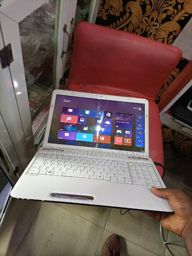 New Laptop Toshiba Satellite C850 4GB Intel Celeron HDD 250GB · Photo 3
