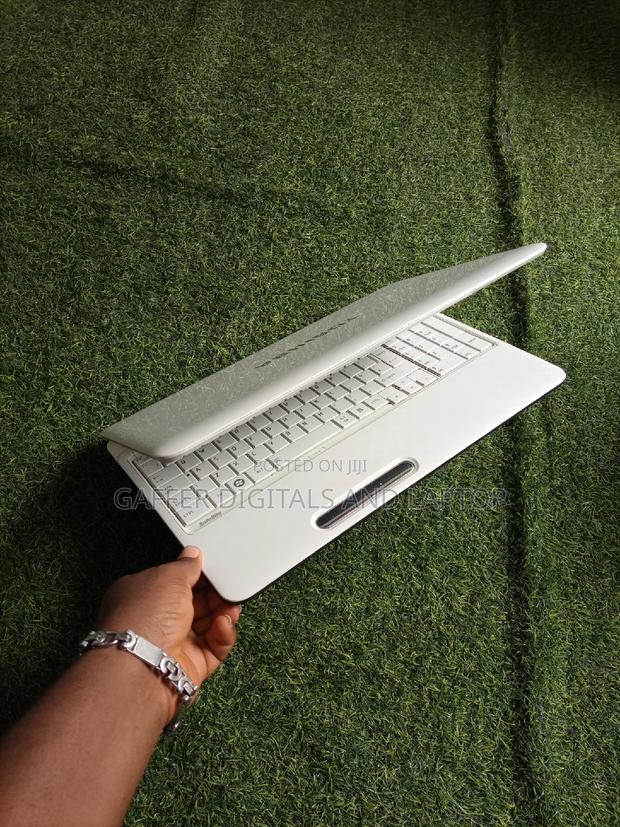 New Laptop Toshiba Satellite C850 4GB Intel Celeron HDD 250GB · Photo 2