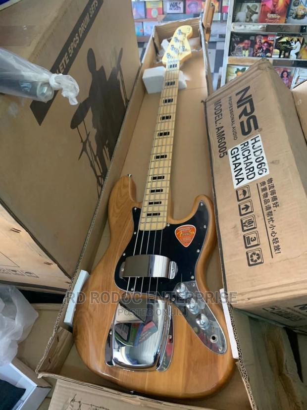 Fender Bass Guitar · Photo 2