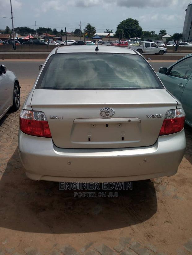 Toyota Yaris Base Sedan 4dr 2010 Silver photo 3
