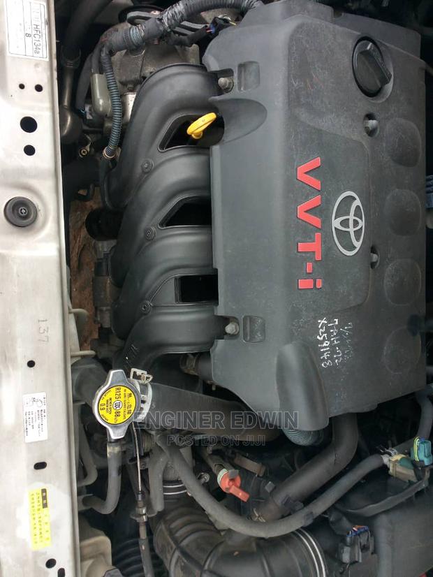Toyota Yaris Base Sedan 4dr 2010 Silver photo 5