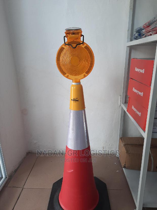 High Visibility LED Solar Flashing Light · Photo 3