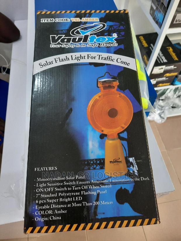 High Visibility LED Solar Flashing Light · Photo 4