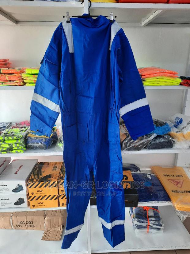 Fire Retardant Coverall · Photo 3