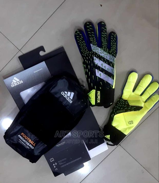 Adidas Predator Goalkeeper Glove · Photo 1