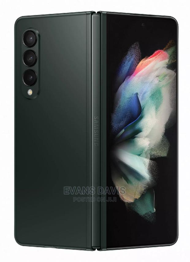 Samsung Galaxy Z Fold 3 With Inbuilt Screen Protector · Photo 4