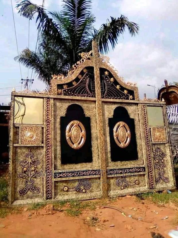 Main Gate Metal Golden · Photo 2