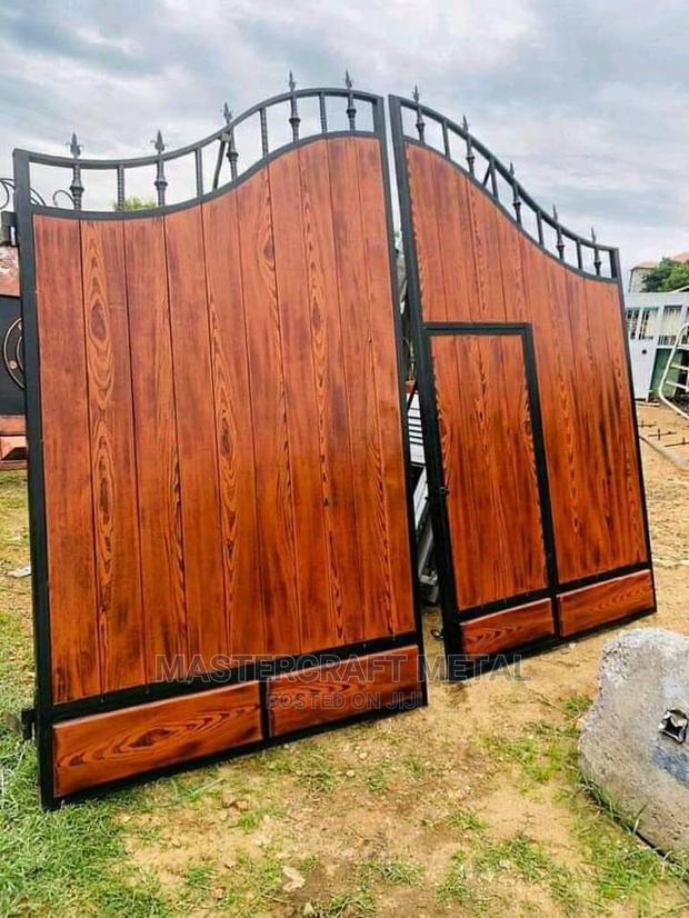 Main Gate Quality With Red Wood · Photo 2