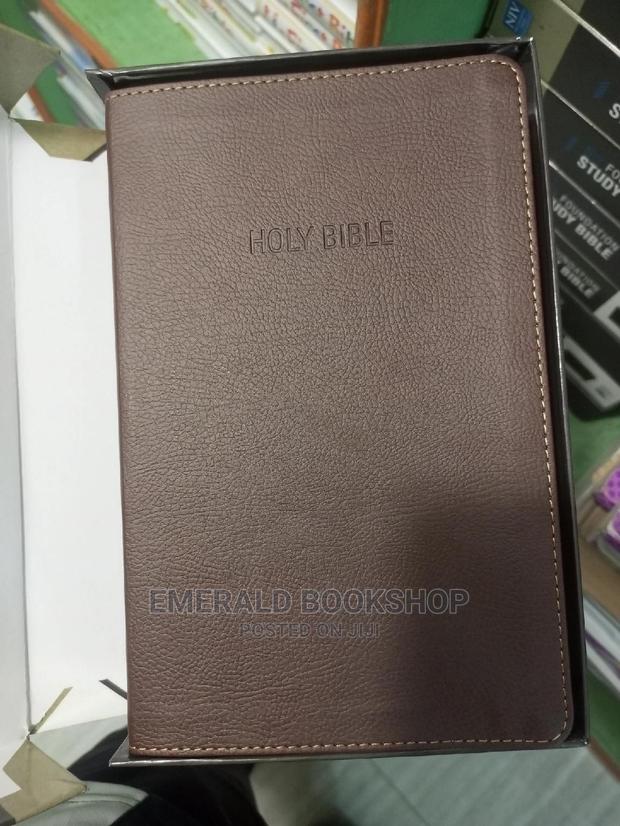 Niv Foundation Study Bible · Photo 2