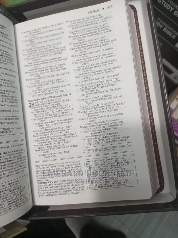 Niv Foundation Study Bible · Photo 3