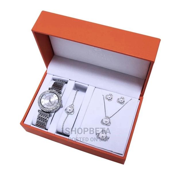 Gifts for Your Special Lady on Vals Day · Photo 3