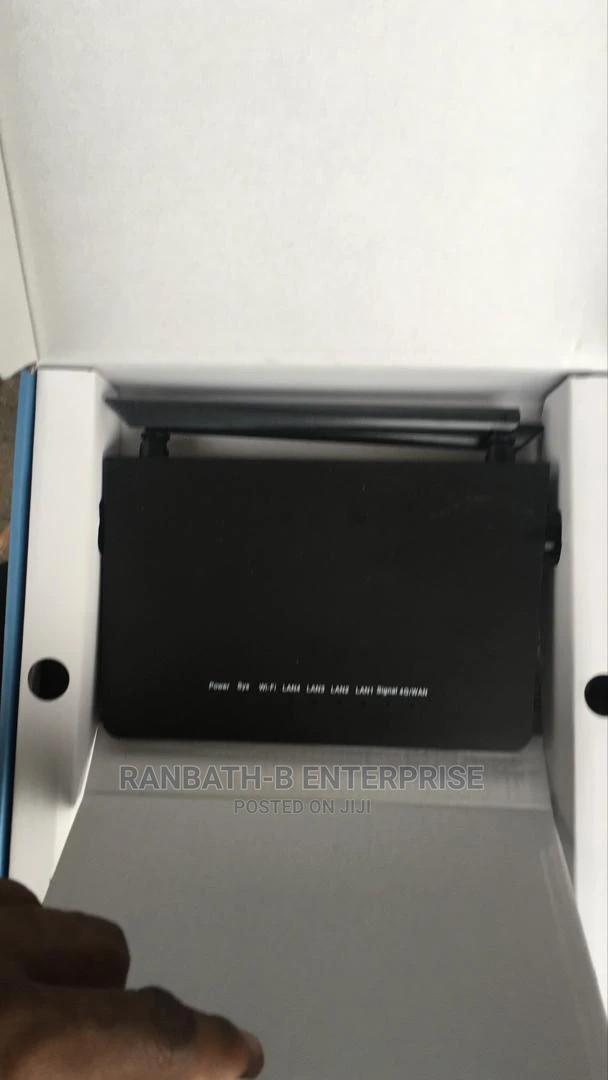 Universal 4G LTE Wireless Router · Photo 4