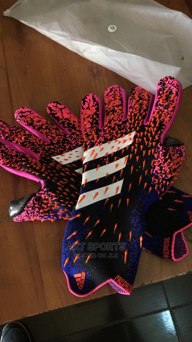 Adidas Predator Goalkeeper's Gloves · Photo 1