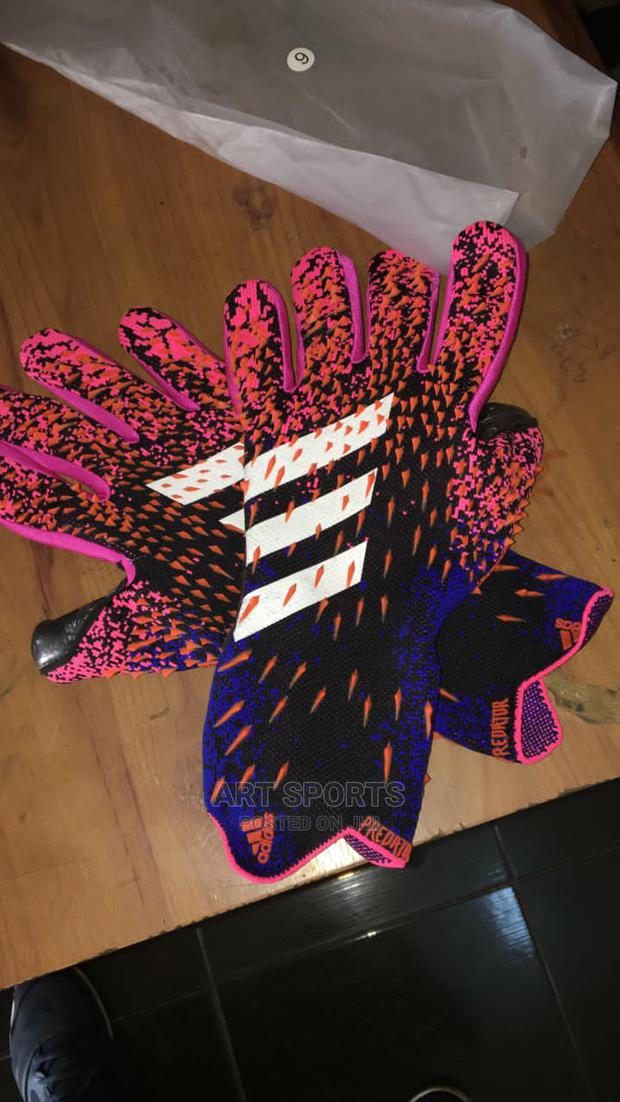 Adidas Predator Goalkeeper's Gloves · Photo 2