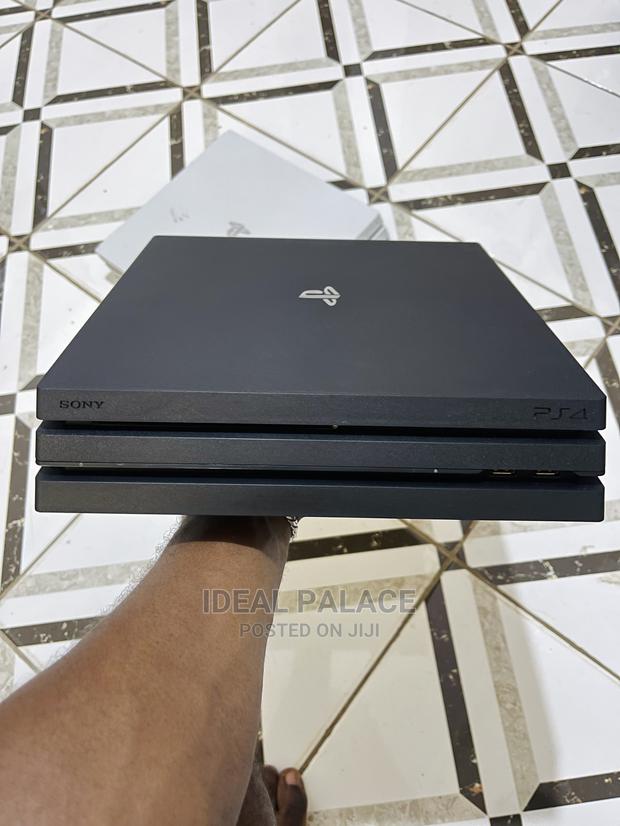 Playstation 4 Pro With 6 Games · Photo 4