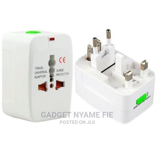 Universal Travel Adapter · Photo 3