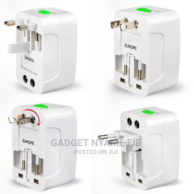 Universal Travel Adapter · Photo 4