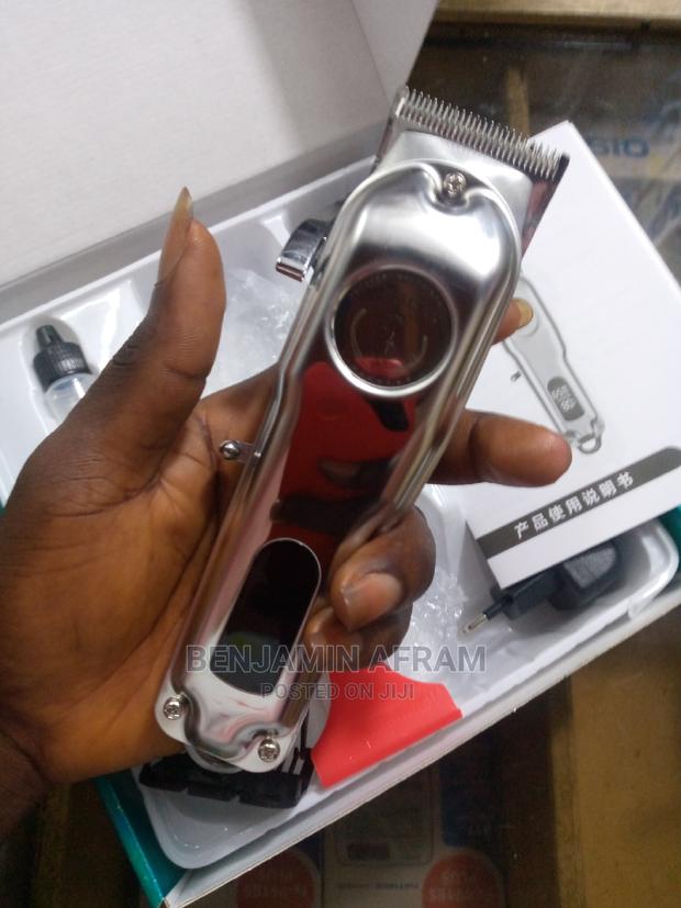 Rechargeable Silver Barbering Machine · Photo 4