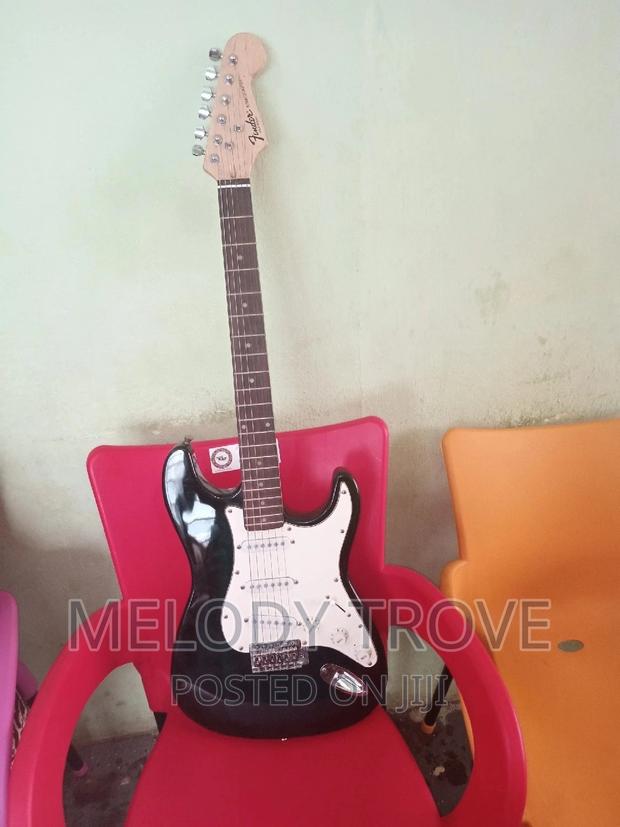 Fender Stratocaster Electric Guitar · Photo 4