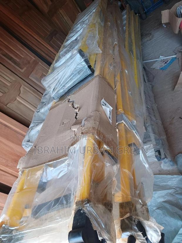 Fiber Glass Double Extension Ladder · Photo 2