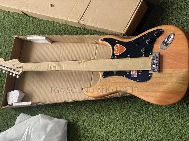 Fender Lead Guitar - Wood Color · Photo 3