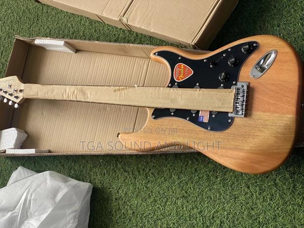 Fender Lead Guitar - Wood Color · Photo 4
