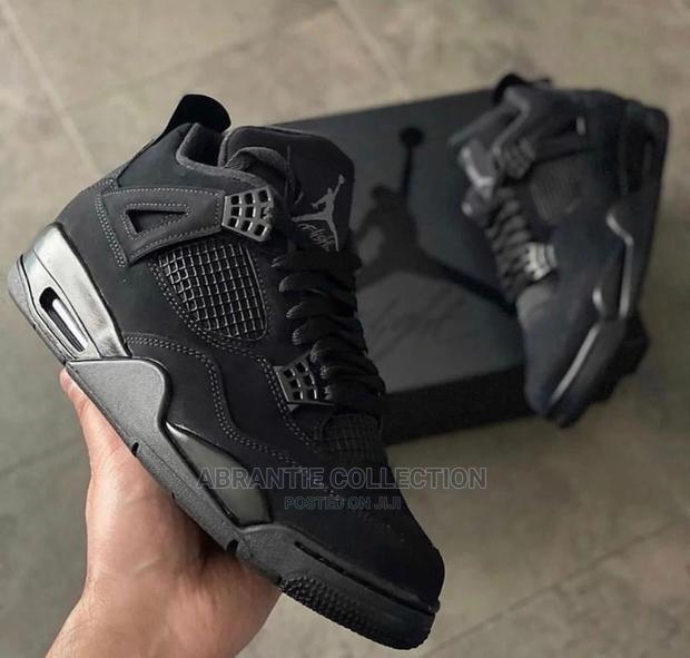 Jordan 4 Black Cat · Photo 3