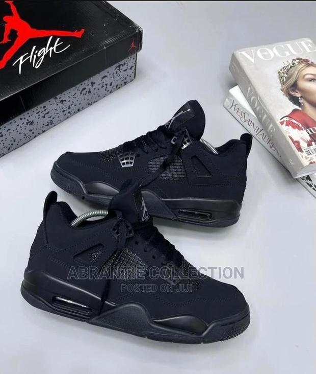 Jordan 4 Black Cat · Photo 4
