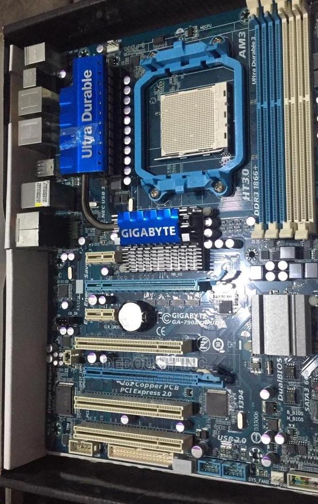 GIGABYTE Motherboard · Photo 3
