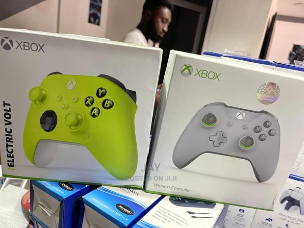 Xbox Controllers · Photo 2