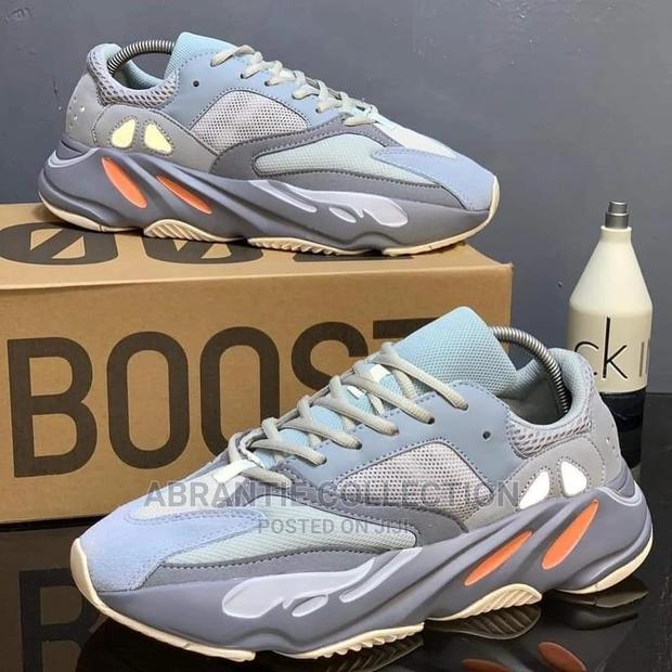 Adidas Yeezy 700 · Photo 3