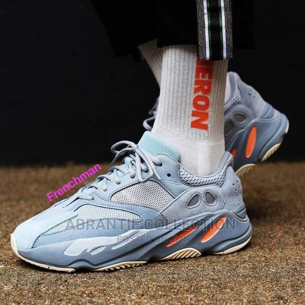 Adidas Yeezy 700 · Photo 4