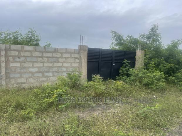 One Plot of Land for Sale With Walled and Gate at Trasacco · Photo 2