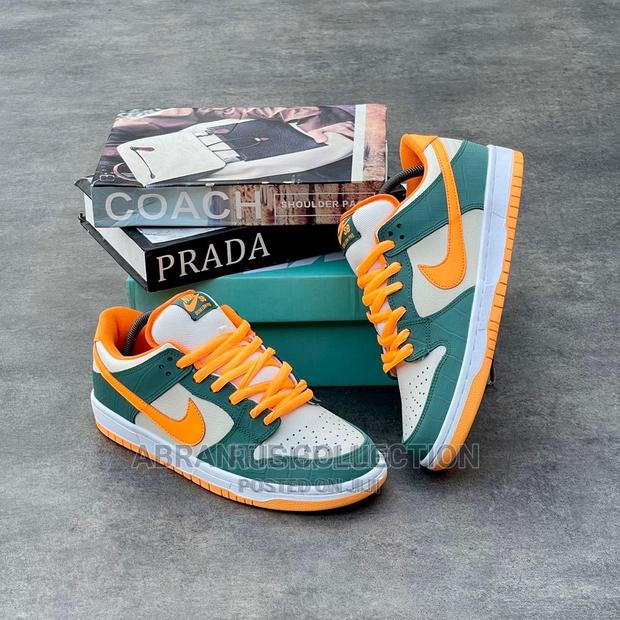 Nike SB Dunks Low Legion Pine · Photo 3
