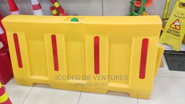 Jersey Barrier/Roadblock/Barricade · Photo 3