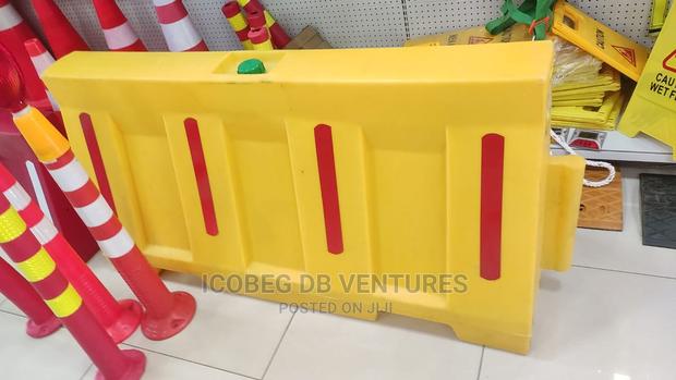 Jersey Barrier/Roadblock/Barricade · Photo 4