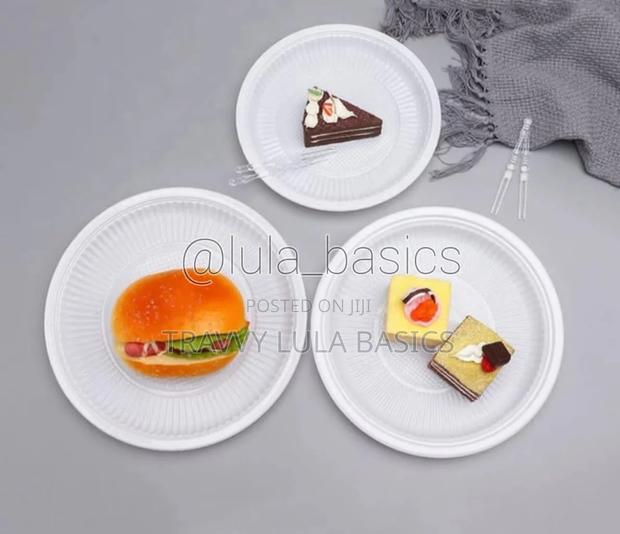 Plastic Plates White · Photo 2