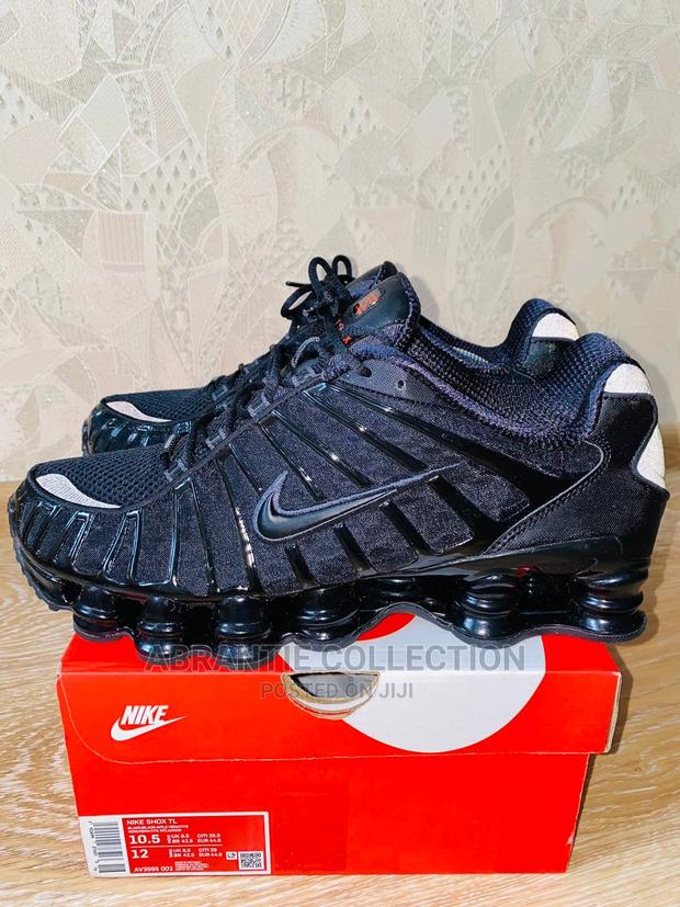 Nike Shox Triple Black · Photo 3