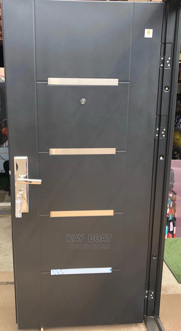 A Standard Door Available With All Accessories · Photo 2
