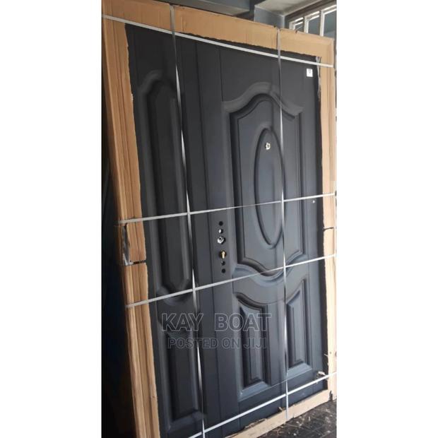 Massive Black Door With All Accessories Available · Photo 2