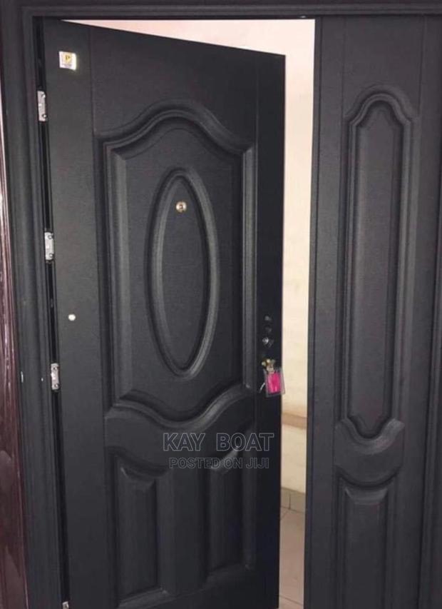 One and Half Door With Handle and Keys · Photo 2