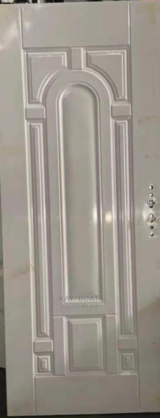 A Strong Wooden Door Available · Photo 2