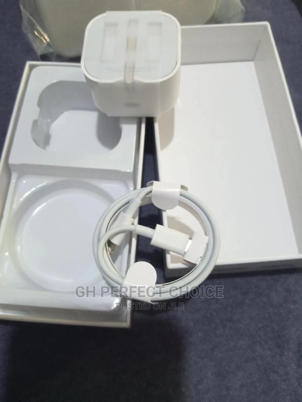 Q iPhone Type C Charger Three Pin · Photo 2